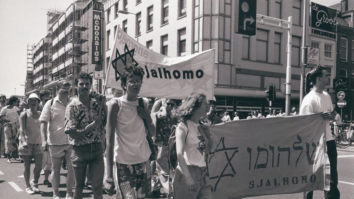 Title: Sjalhomo op Roze Zaterdag, de nationale homodag, 28 juni 1986 Creator: Wesly, Jenny E. (1948-2016) Date: 1986 Institution: Jewish Historical Museum Provider: Judaica Europeana/Jewish Heritage Network Providing Country: Netherlands Public Domain. Yes